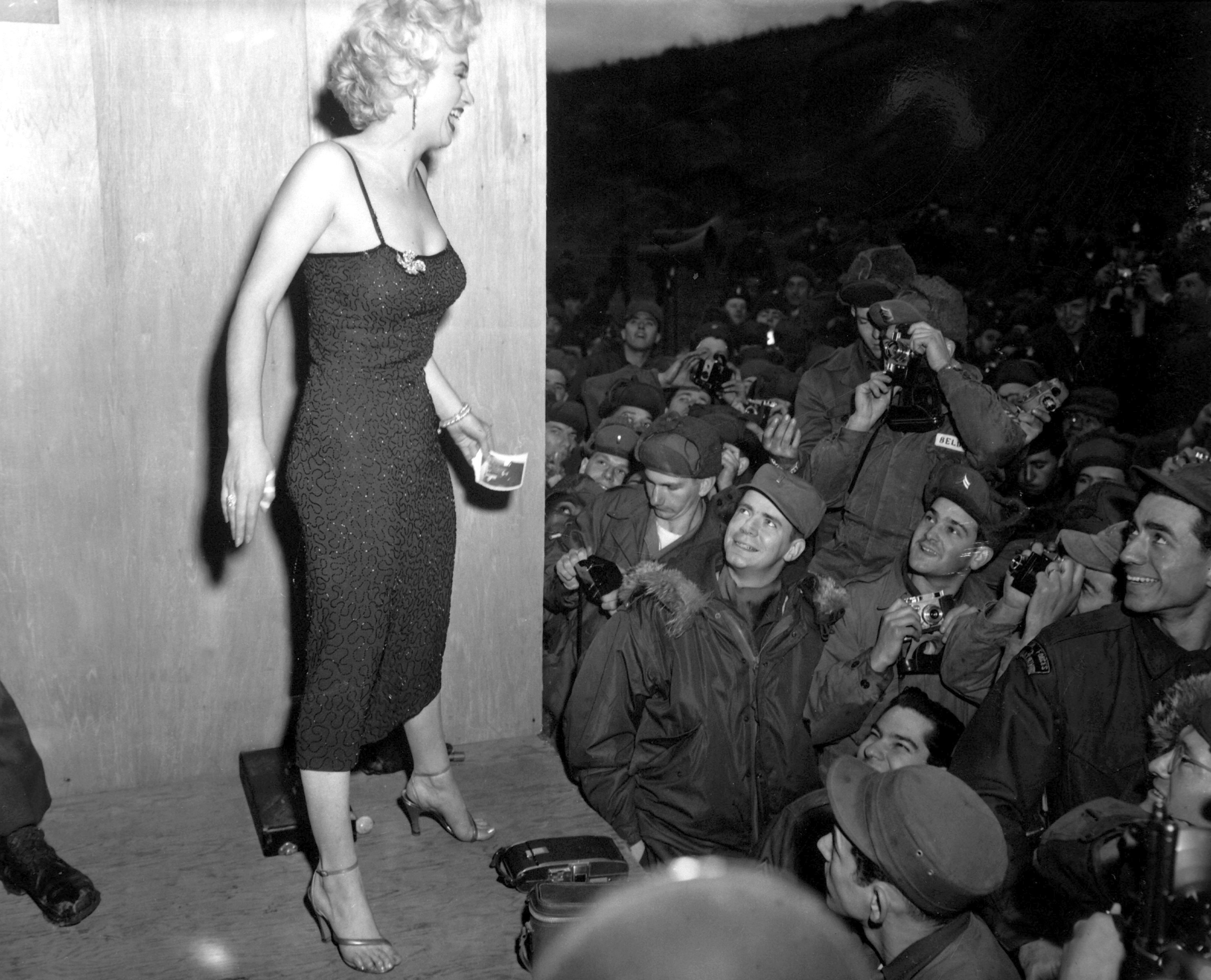 Marilyn Monroe con soldados durante su gira por Corea, 1954