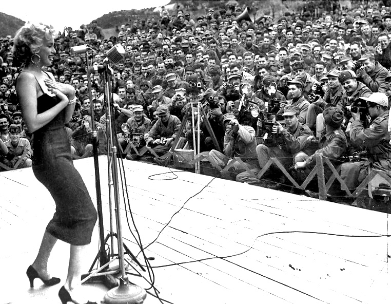 Marilyn Monroe actuando ante tropas en Corea, 1954
