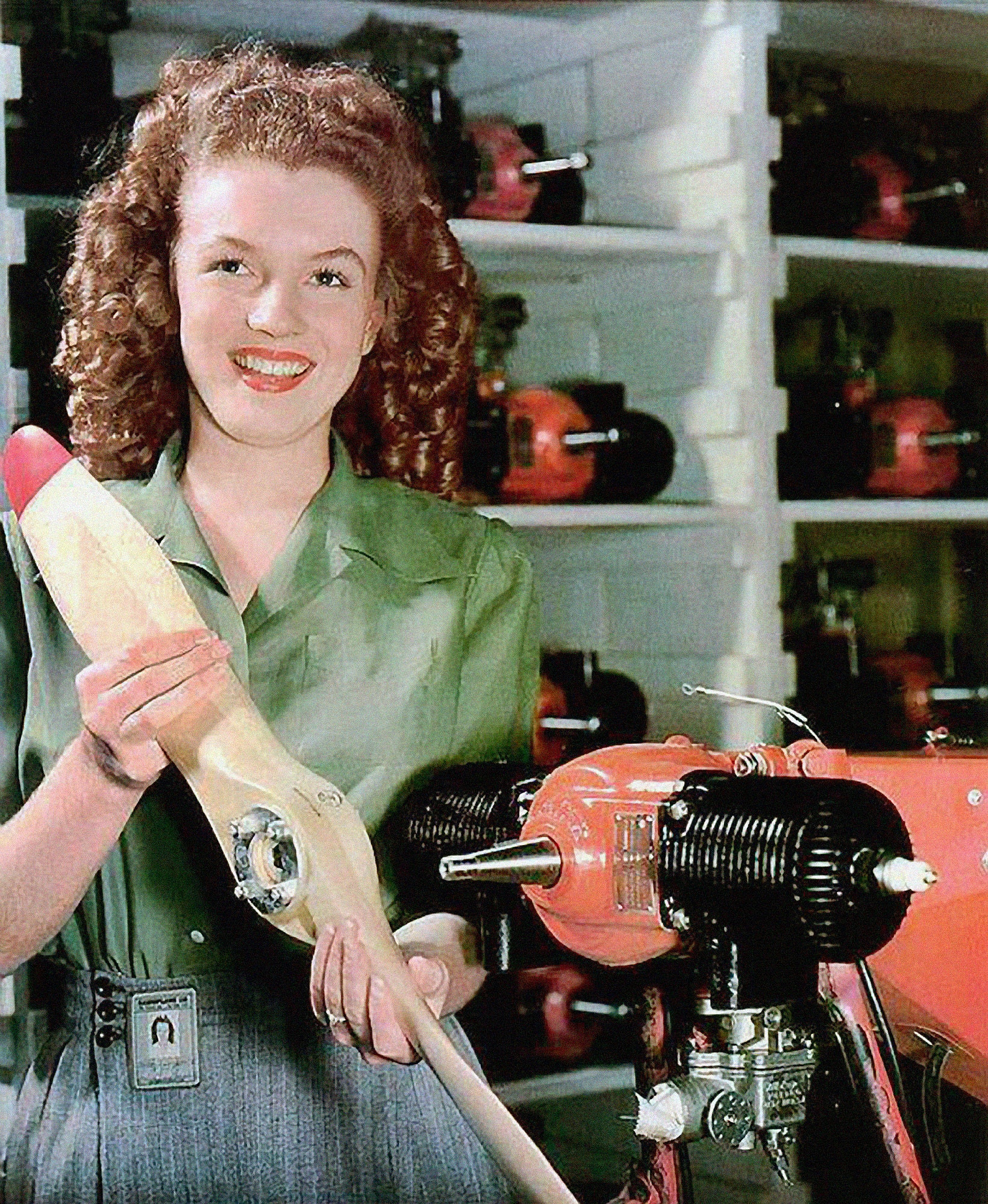Norma Jeane Dougherty fotografiada en la fábrica Radioplane, 1945